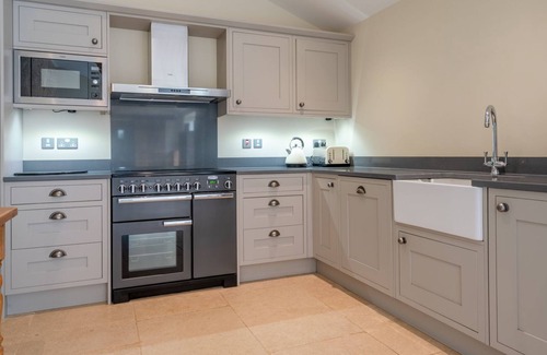 Dyrham Cabaña | Middle Barn - sleeps 6 guests in 3 bedrooms
