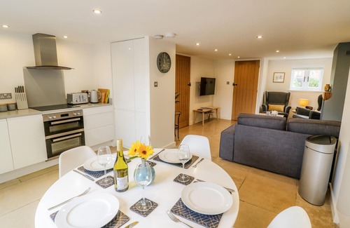 Southam Cabaña | MIDDLE COTTAGE, pet friendly, with a garden in Priors Marston