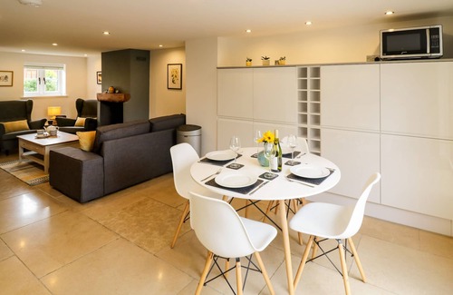 Southam Cabaña | MIDDLE COTTAGE, pet friendly, with a garden in Priors Marston