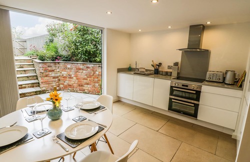 Southam Cabaña | MIDDLE COTTAGE, pet friendly, with a garden in Priors Marston