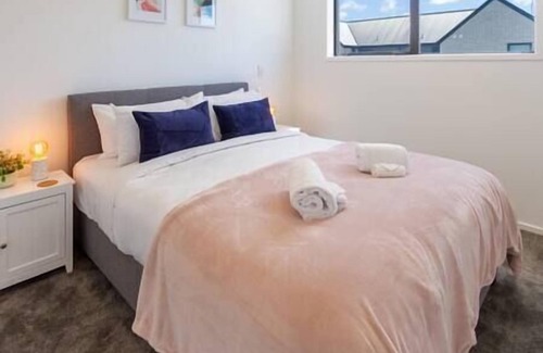 Upper Riccarton Casa | Middleton Park: 2 bed 1 bath w/Garage: Riccarton