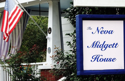 Historic Downtown Manteo Casa | Midgett House se encuentra en el corazón Manteo en la histórica isla de Roanoke OBX