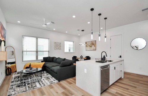 OST - South Union Casa | Midnight Reverie: Luxury Townhouse-Med Center DWTN