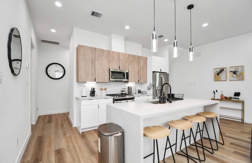 OST - South Union Casa | Midnight Reverie: Luxury Townhouse-Med Center DWTN