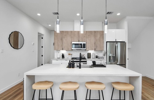 OST - South Union Casa | Midnight Reverie: Luxury Townhouse-Med Center DWTN