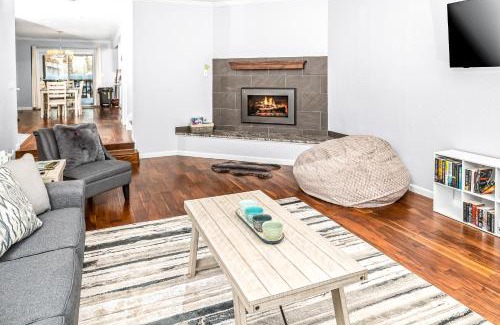 Tudor Area Casa | Midtown Anchorage Basecamp