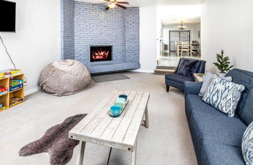 Tudor Area Casa | Midtown Anchorage Basecamp Condo A