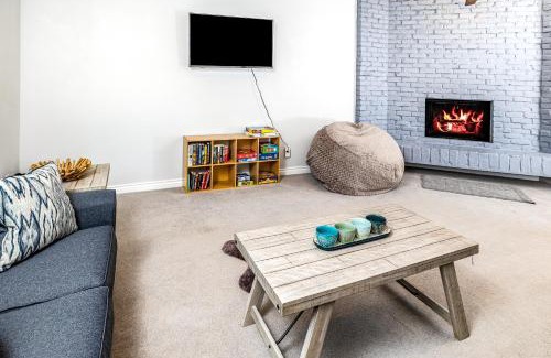 Tudor Area Casa | Midtown Anchorage Basecamp Condo A