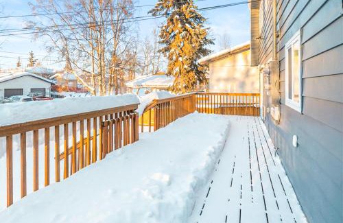 Tudor Area Casa | Midtown Anchorage Basecamp Condo A