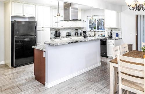 Tudor Area Casa | Midtown Anchorage Basecamp Condo A