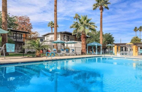 Maryvale Apartamento | Midtown Apt | Pool, Firepit & Style