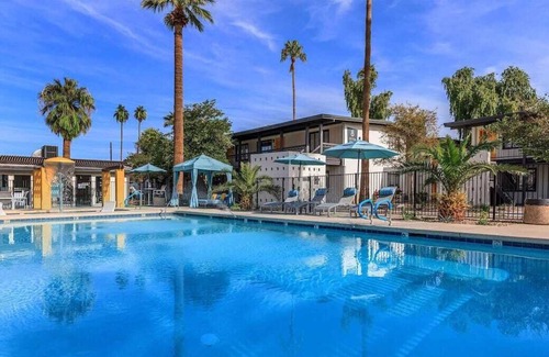 Maryvale Apartamento | Midtown Apt | Pool, Firepit & Style