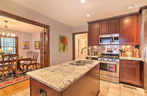 Lakeview Cabaña | 'Midtown Garden Cottage' w/ Backyard Garden!