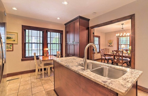 Lakeview Cabaña | 'Midtown Garden Cottage' w/ Backyard Garden!