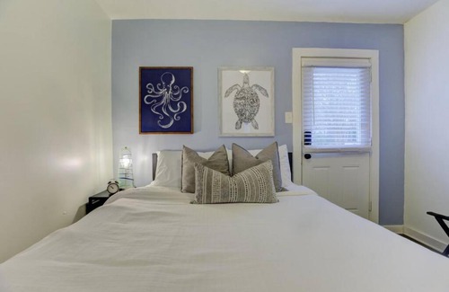 Midtown Apartamento | Midtown Gated Cottage w Parking Near Overton Square