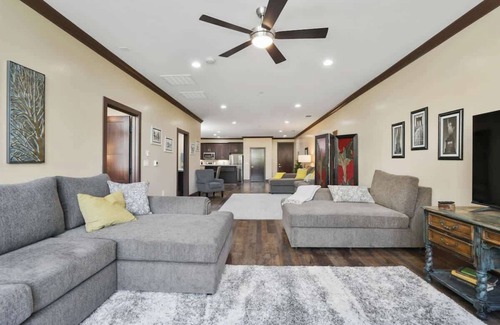Visalia Apartamento | Midtown Loft 303 on Main St DT Visalia