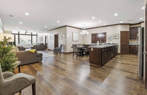 Visalia Apartamento | Midtown Loft 303 on Main St DT Visalia