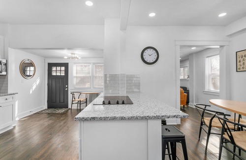 Kansas City Casa | Midtown Manor Central Location - 1 Mile to Plaza