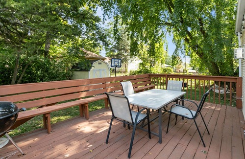 Kansas City Casa | Midtown Manor Central Location - 1 Mile to Plaza