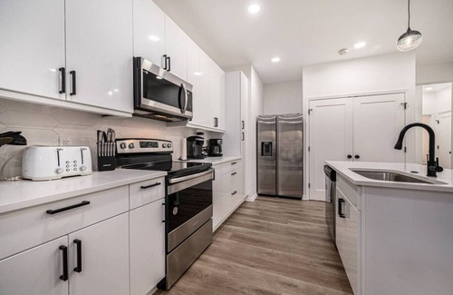 Kansas City Casa | Midtown New-Build 3bed 2.5bath By Plaza & Downtown