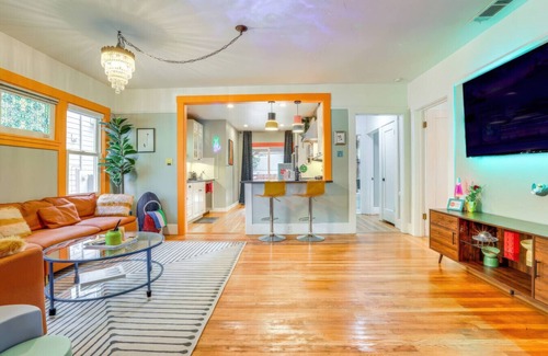 New Era Park Casa | Midtown Oasis | BBQ, Deck, Games & Artistic Vibes