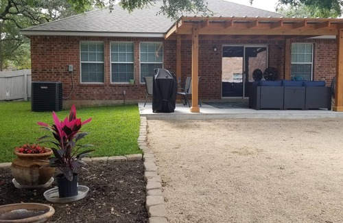 Far North Central Casa | Midway Retreat: family and pet-friendly 3 bedroom 2 bath home