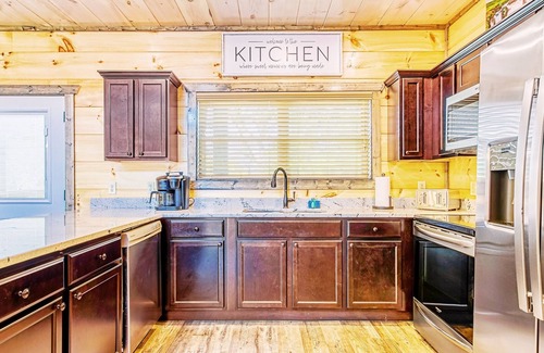 Sevierville Cabina | Mighty Birdsong: 2 New Cabins w/ Hot Tubs, Indoor Pools, Mtn Views, Firepit