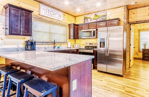 Sevierville Cabina | Mighty Birdsong: 2 New Cabins w/ Hot Tubs, Indoor Pools, Mtn Views, Firepit