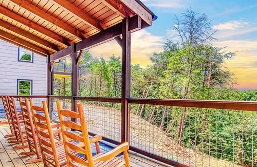 Sevierville Cabina | Mighty Birdsong: 2 New Cabins w/ Hot Tubs, Indoor Pools, Mtn Views, Firepit