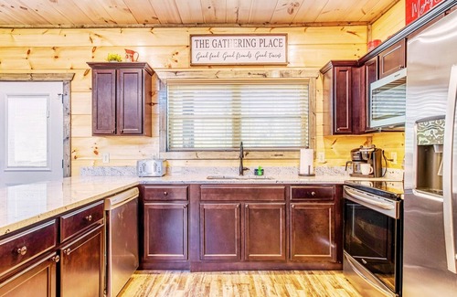 Sevierville Cabina | ✨Mighty Chickadee✨ Indoor Pool, Hot Tub, Pool Table, Firepit, A+ Views, Dogs OK