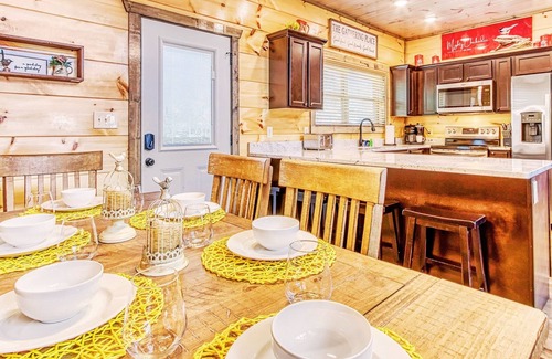 Sevierville Cabina | ✨Mighty Chickadee✨ Indoor Pool, Hot Tub, Pool Table, Firepit, A+ Views, Dogs OK