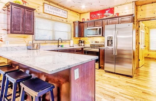 Sevierville Cabina | ✨Mighty Chickadee✨ Indoor Pool, Hot Tub, Pool Table, Firepit, A+ Views, Dogs OK