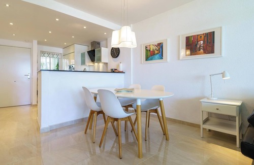 Mijas Apartamento | "Mijas Costa Modern 2 Bed Apartment" con vistas al mar y a la montaña, piscina y jardín