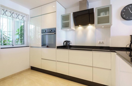 Mijas Apartamento | "Mijas Costa Modern 2 Bed Apartment" con vistas al mar y a la montaña, piscina y jardín