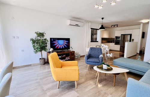 Netanya Apartamento | MIKLAT Elegant Apt with Balcony & Sea View by FeelHome