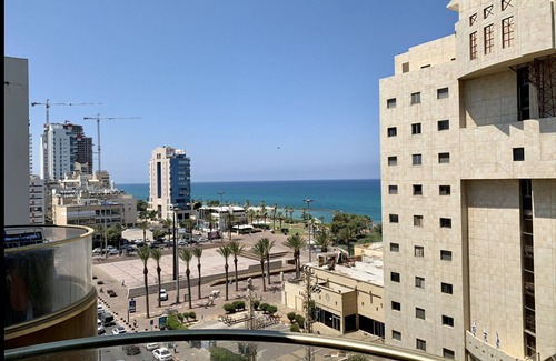 Netanya Apartamento | MIKLAT Elegant Apt with Balcony & Sea View by FeelHome
