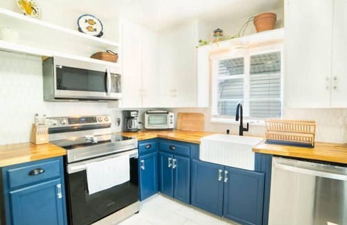 Alamo Heights Casa | Mil TDY Per Diem Match! Entire House; Pet-Friendly