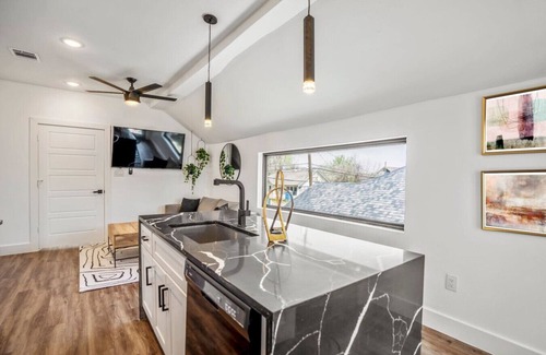 East Downtown Houston Casa | Milby Entire Home · The O'Four, Entire Luxury Duplex in East Downtown
