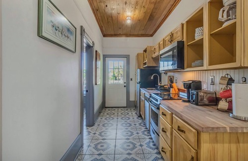 Savannah Victorian District Apartamento | Mildred’s Veranda Retreat, At Dueling Sisters Inn, Cozy and comfortable
