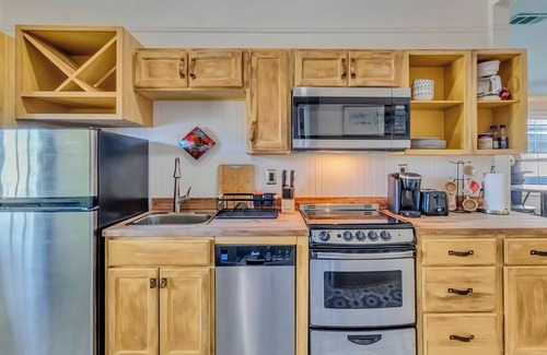 Savannah Victorian District Apartamento | Mildred’s Veranda Retreat, At Dueling Sisters Inn, Cozy and comfortable