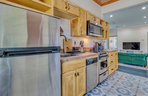 Savannah Victorian District Apartamento | Mildred’s Veranda Retreat, At Dueling Sisters Inn, Cozy and comfortable