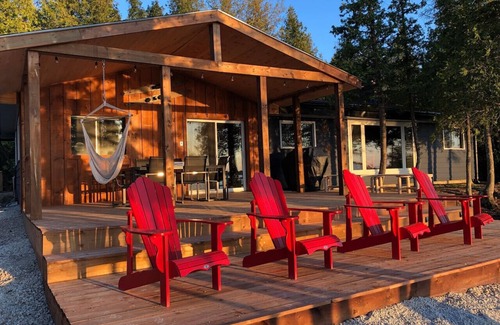 Tobermory Cabina | Miles Away Cabin Sunsets and S’mores (Lake Huron)