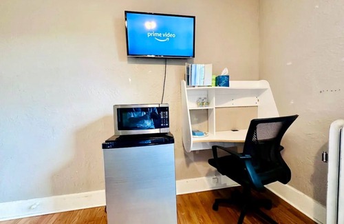 Milford Casa | Milford Queen Room l Fast Wi-Fi, AC, Parking – Near Hospital & I-495