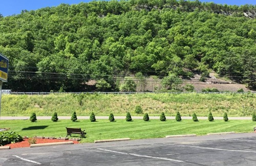 Milford Casa | Milford's Ultimate Relaxation: Free Parking Near Delaware River