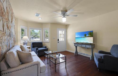 Dripping Springs Casa | Milk Bath Springs Cottage