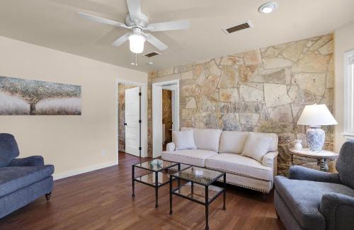 Dripping Springs Casa | Milk Bath Springs Cottage