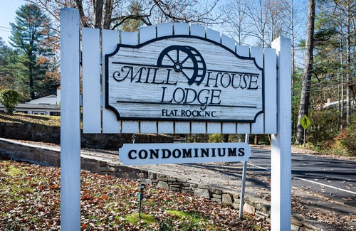 Flat Rock Casa | Mill House Lodge -NEW King Bed, overlooks Lake and Pool