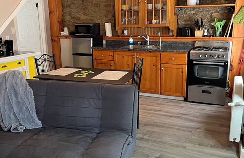 Elora Apartamento | Millers Mistress - Millview, 1-bdrm + apt, DownTown Elora with WiFi, & AC