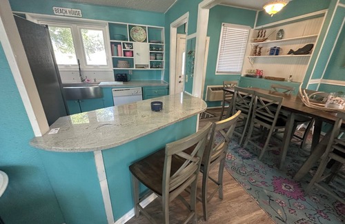 Aransas Pass Casa | Millers Shabby Chic and Beachie 5 Bedroom 2 Bath 3 blocks from Downtown