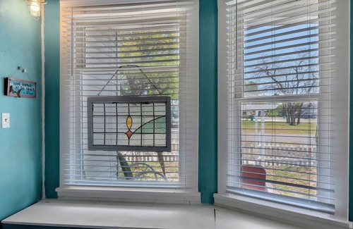 Aransas Pass Casa | Millers Shabby Chic and Beachie 5 Bedroom 2 Bath 3 blocks from Downtown